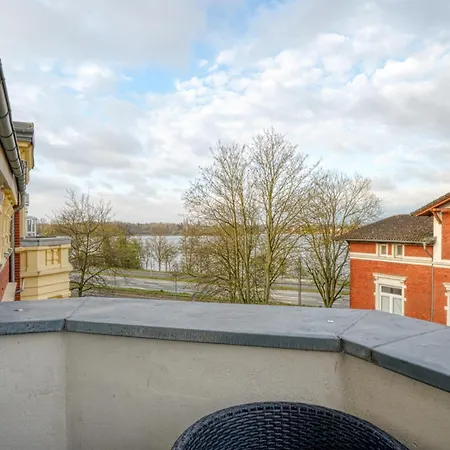 Zuarin Seeblick - Ganzes Direkt Am Schlossgarten Von Mit Dschungelfeeling * シュヴェリーン