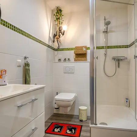 Zuarin Seeblick - Ganzes Direkt Am Schlossgarten Von Mit Dschungelfeeling アパート