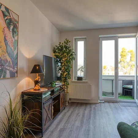 Zuarin Seeblick - Ganzes Direkt Am Schlossgarten Von Mit Dschungelfeeling アパート