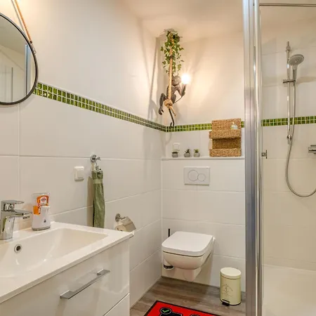 アパート Zuarin Seeblick - Ganzes Direkt Am Schlossgarten Von Mit Dschungelfeeling *